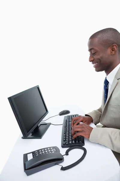 Zijaanzicht van een zakenman met behulp van een computer — Stockfoto
