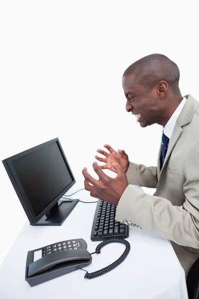 Vista lateral de um empresário furioso usando um monitor — Fotografia de Stock