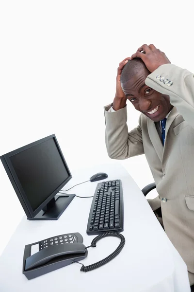 Vista lateral de um empresário furioso usando um monitor — Fotografia de Stock