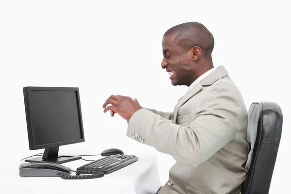 Homem de negócios irritado usando um monitor — Fotografia de Stock