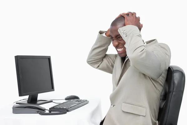 Empresário furioso usando um monitor — Fotografia de Stock