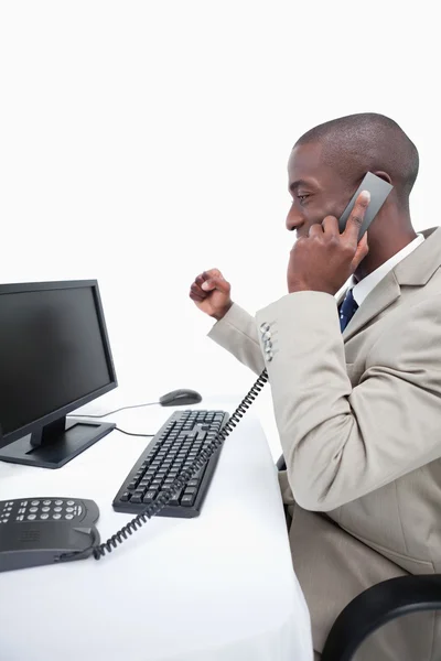 Retrato de un alegre hombre de negocios haciendo una llamada telefónica —  Fotos de Stock