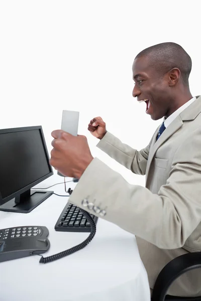 Retrato de un hombre de negocios alegre usando una computadora — Foto de Stock