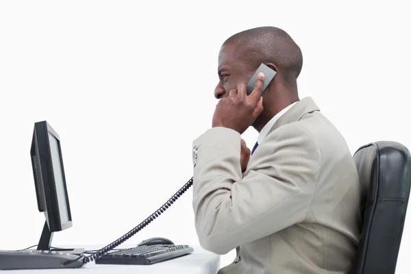 Vista lateral de un hombre de negocios enojado haciendo una llamada telefónica —  Fotos de Stock