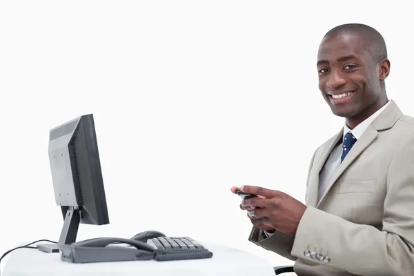 Hombre de negocios sonriente enviando un mensaje de texto —  Fotos de Stock
