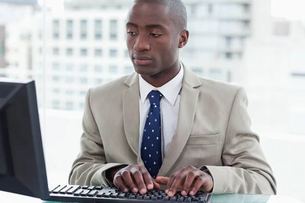Office worker using a computer — Stock Photo, Image