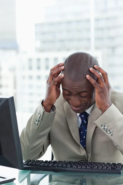 Retrato de um trabalhador de escritório cansado usando um computador — Fotografia de Stock