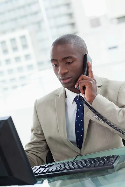 Portret van een kantoor werknemer waardoor een telefoongesprek — Stockfoto