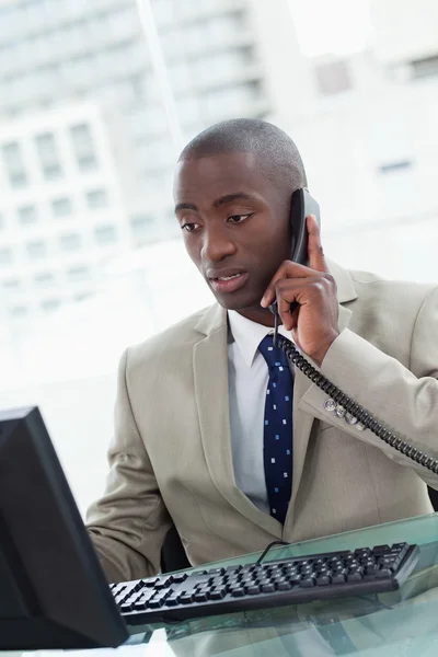 Portret van een gerichte kantoor werknemer, waardoor een telefoongesprek — Stockfoto