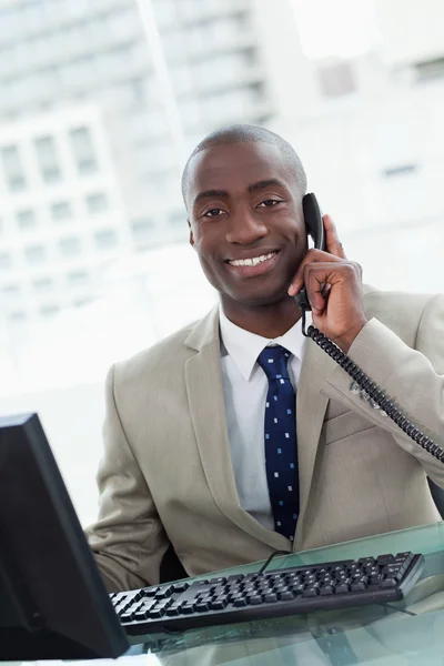 Retrato de un trabajador de oficina sonriente haciendo una llamada telefónica — Foto de Stock