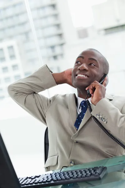Portrait of a relaxed office worker on the phone — Stock Photo, Image