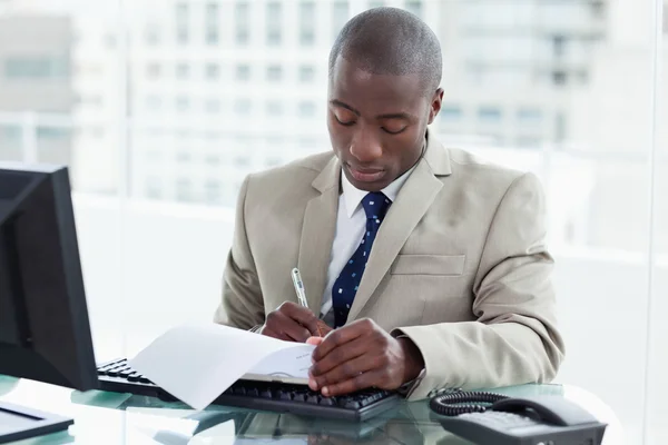 Young entrepreneur signing a document — Stock Photo, Image