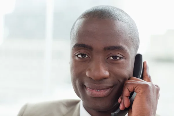 Close up van een zakenman aan de telefoon — Stockfoto