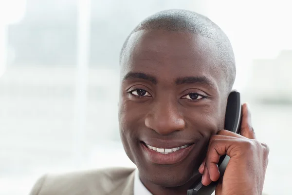 Крупный план улыбающегося бизнесмена по телефону — стоковое фото