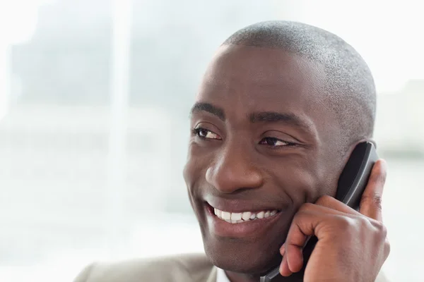 Крупный план счастливого бизнесмена по телефону — стоковое фото
