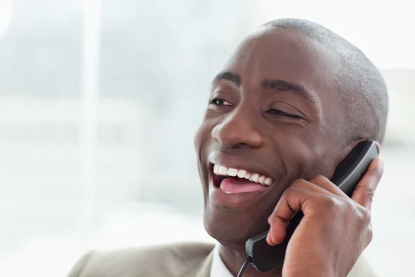 Close up van een blij zakenman aan de telefoon — Stockfoto
