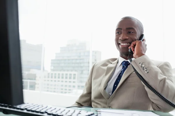 Uomo d'affari sorridente al telefono — Foto Stock