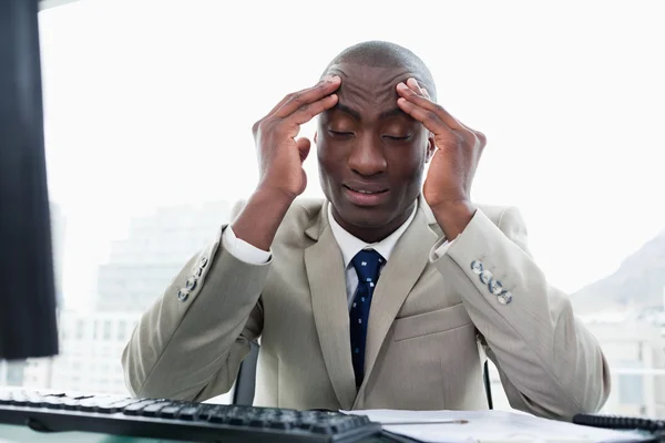 Erschöpfter Unternehmer arbeitet am Computer — Stockfoto