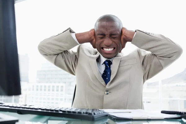Entreprenör med en huvudvärk medan du arbetar med en dator — Stockfoto
