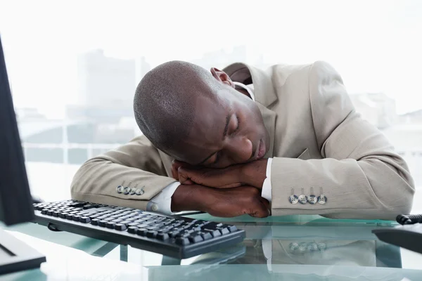 Omul de afaceri doarme pe birou — Fotografie, imagine de stoc