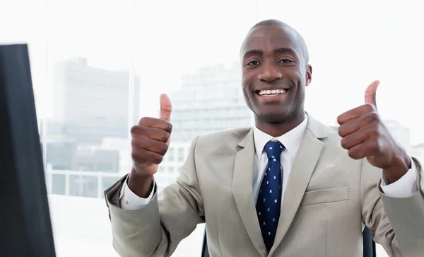 Businessman working with a computer with the thumbs up — Stock Photo, Image