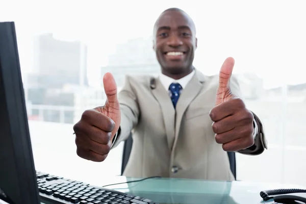Entrepreneur working with a computer with the thumbs up — Stock Photo, Image