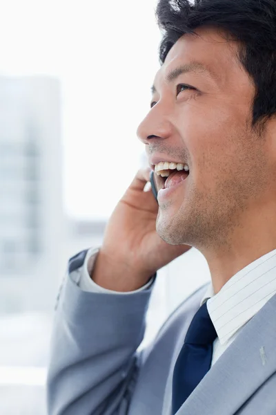 Portrait of a laughing office worker on the phone — Stock Photo, Image