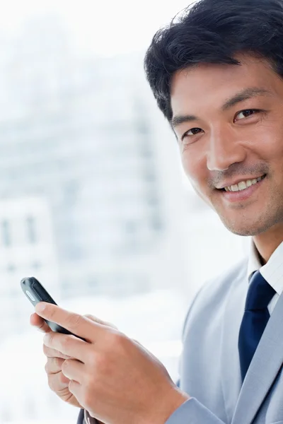 Portret pracownik biurowy za pomocą swojego telefonu komórkowego — Zdjęcie stockowe