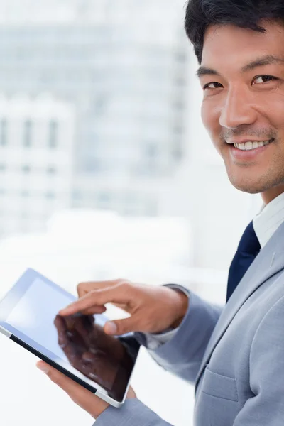 Portret van een glimlachende kantoor werknemer met behulp van een tablet pc — Stockfoto