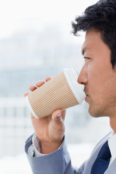 Porträt einer Büroangestellten, die einen Kaffee zum Mitnehmen trinkt — Stockfoto