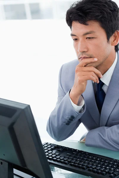 Retrato de um funcionário de escritório usando um monitor — Fotografia de Stock