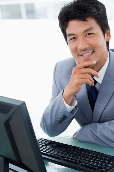 Πορτρέτο ενός ευτυχής διευθυντή χρησιμοποιώντας έναν υπολογιστή — Φωτογραφία Αρχείου