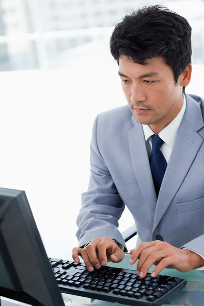 Portrait of a serious manager using a computer — Stock Photo, Image