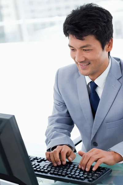 Porträtt av en manager som använder en dator — Stockfoto
