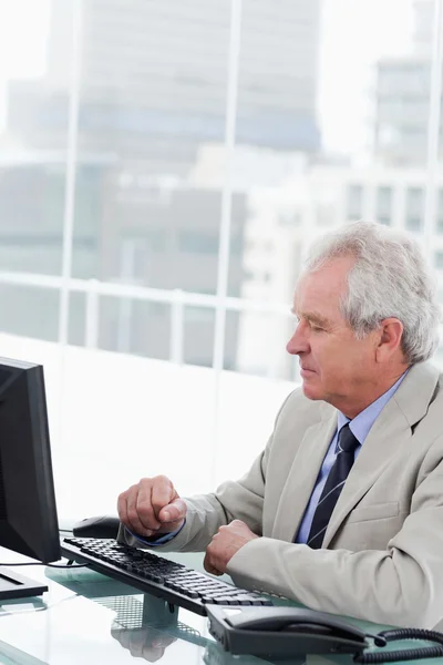 Portret starszy menedżer praca z komputerem — Zdjęcie stockowe