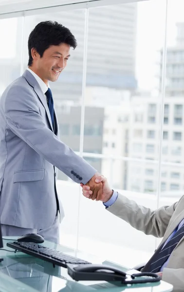 Portrait of an employee shaking the hand of his manager — Stock Photo, Image