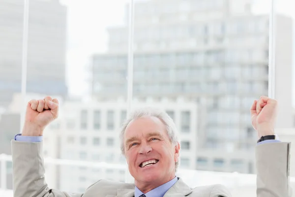 Succesvolle zakenman met de vuisten omhoog — Stockfoto