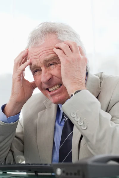 Retrato de un gerente con dolor de cabeza —  Fotos de Stock