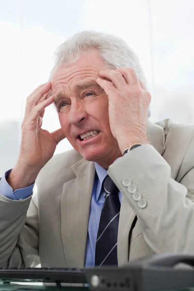Yorgun bir üst düzey yönetici olan bir baş ağrısı portresi — Stok fotoğraf
