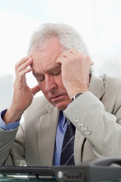 Porträt eines erschöpften leitenden Managers, der Kopfschmerzen hat — Stockfoto
