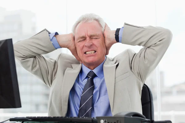 Irritated senior manager working with a monitor — Stock Photo, Image