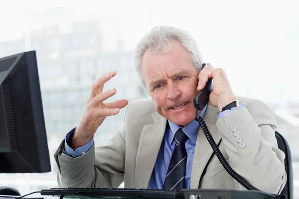 Verärgerter Seniorchef am Telefon — Stockfoto