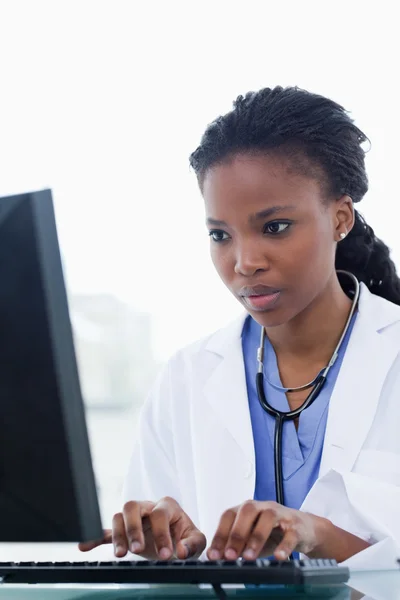 Portrait of a female doctor using a computer — Stock Photo, Image