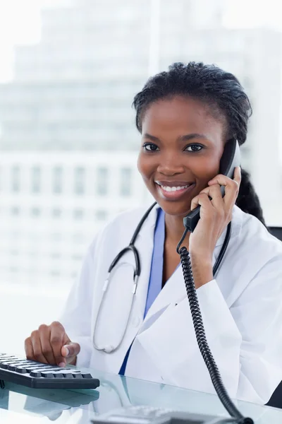 Portret van een vrouwelijke arts op de telefoon — Stockfoto