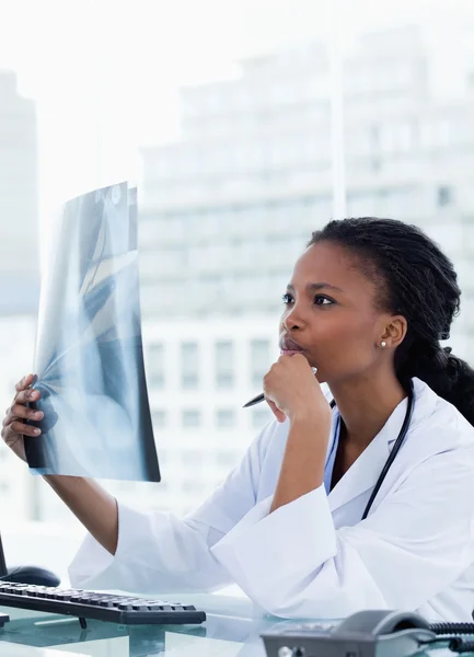 Portrait d'une femme médecin sérieuse regardant un ensemble de rayons X — Photo