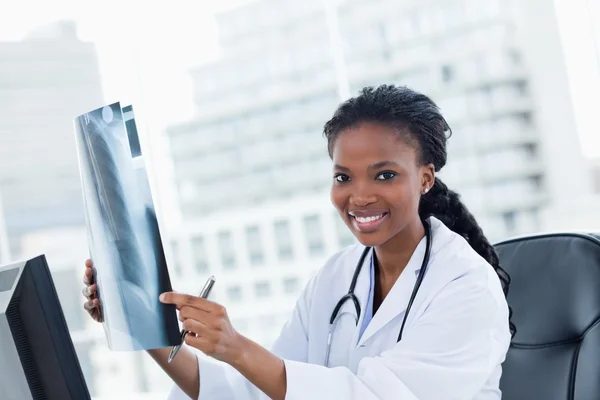 Blažený ženský lékař při pohledu na řadu snímky — Stock fotografie