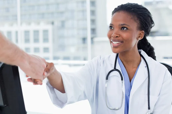 Médico feminino apertando a mão — Fotografia de Stock