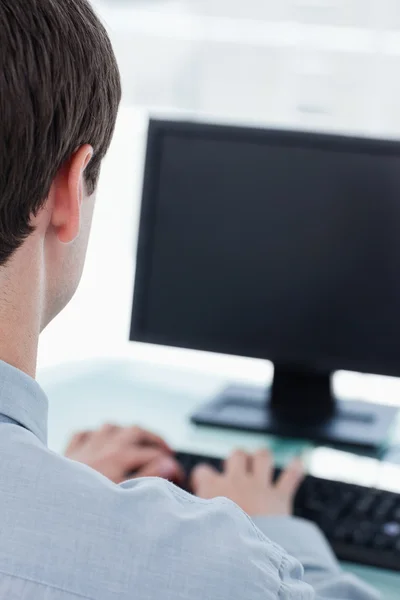 Arkadan görünüşü bir bilgisayar kullanarak bir iş adamı — Stok fotoğraf