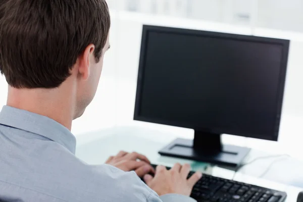 Rückansicht eines Geschäftsmannes, der mit einem Computer arbeitet — Stockfoto