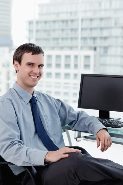 Retrato de un gerente sonriente posando — Foto de Stock
